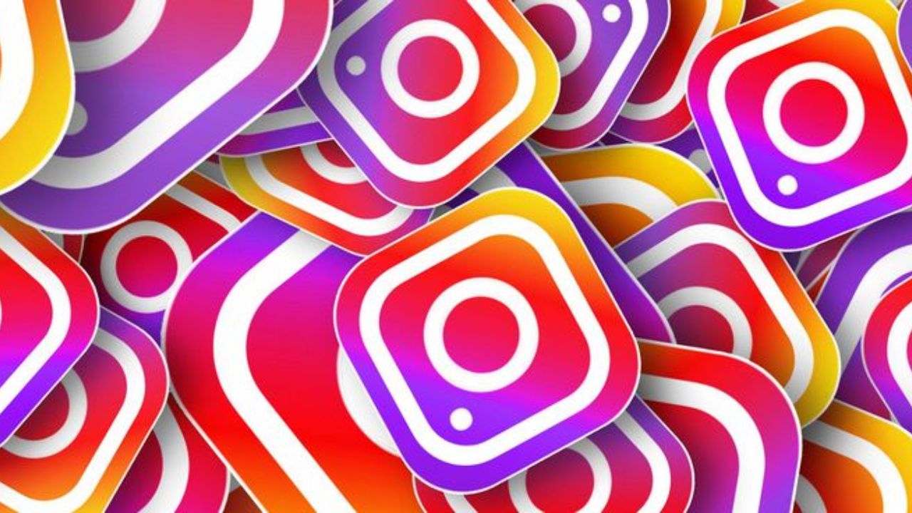 सर्वात आधी तुमच्या स्मार्टफोनमध्ये Instagram ओपन करा. आता होमपेजवर दिसणाऱ्या प्लस आयकॉनवर क्लिक करा. आता पोस्ट ऑप्शनवर क्लिक करा. आता तुम्हाला जो फोटो शेअर करायचा आहे, त्यावर क्लिक करा. 
