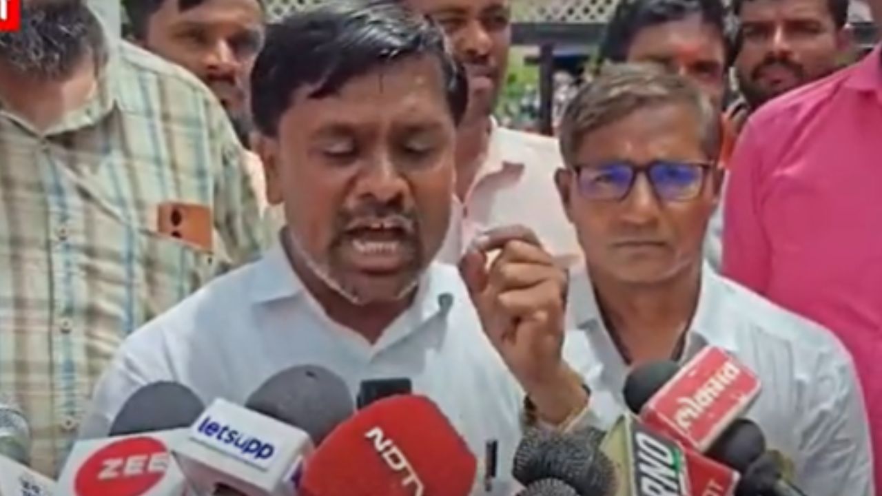 Jalna News : जालना जिल्हाधिकारी कार्यालयासमोर शेतकऱ्यांचे आंदोलन