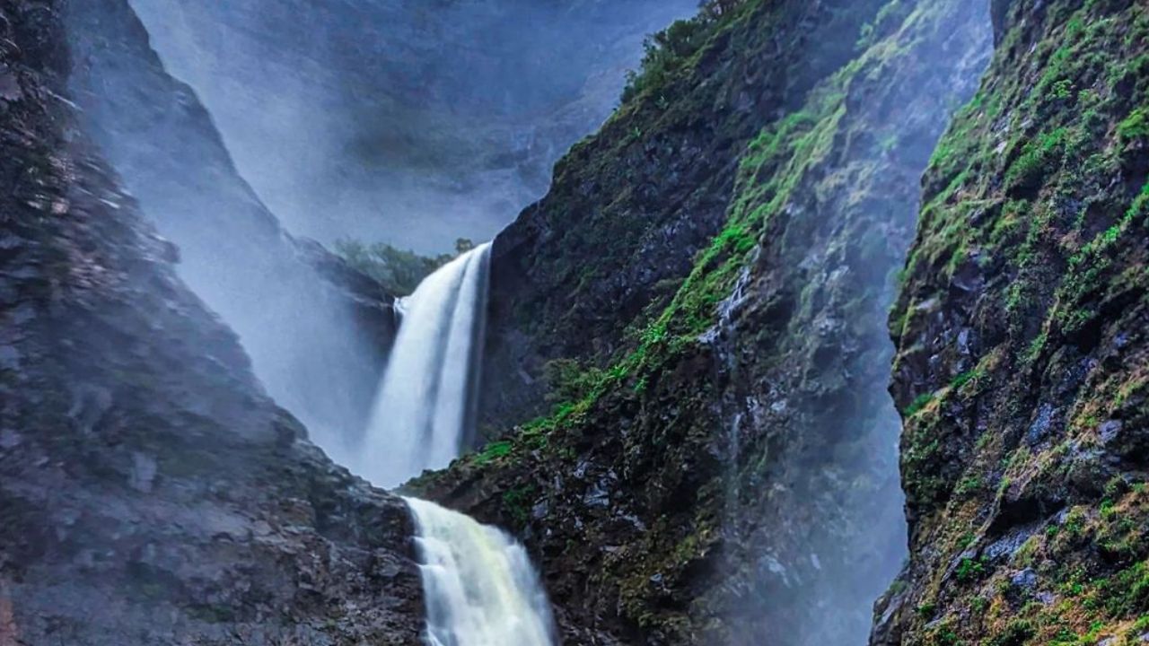 काळू धबधबा : ठाण्यापासून जवळ मुरबाड परिसरात काळू धबधबा आहे. हा धबधबा माळशेज आणि नाणेघाटावरुन देखील जवळ आहे.  सुमारे 1200 फूट उंचावरुन हा धबधबा कोसळतो. 