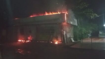 कराडच्या शनिवार पेठेतील दुकानाला भीषण आग; 20 लाखांचे साहित्य जळून खाक