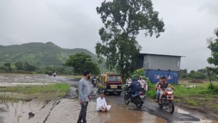 Karjat News : कर्जत कोंडीवडे रस्त्यावर पाण्याने भरलेल्या डबक्यात आंदोलन; पोलिस मित्र संघटनेचे आंदोलन सुरू
