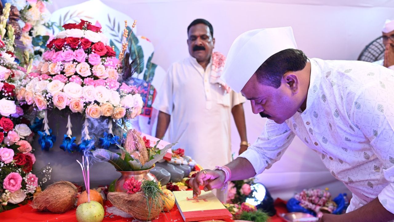 सदर प्रसंगी मंडळाचे खजिनदार श्री मंगेश दत्ताराम दळवी यांच्या शुभहस्ते लालबागचा राजा सार्वजनिक गणेशोत्सव मंडळाच्या पावती पुस्तकांचेही पूजन झाले
