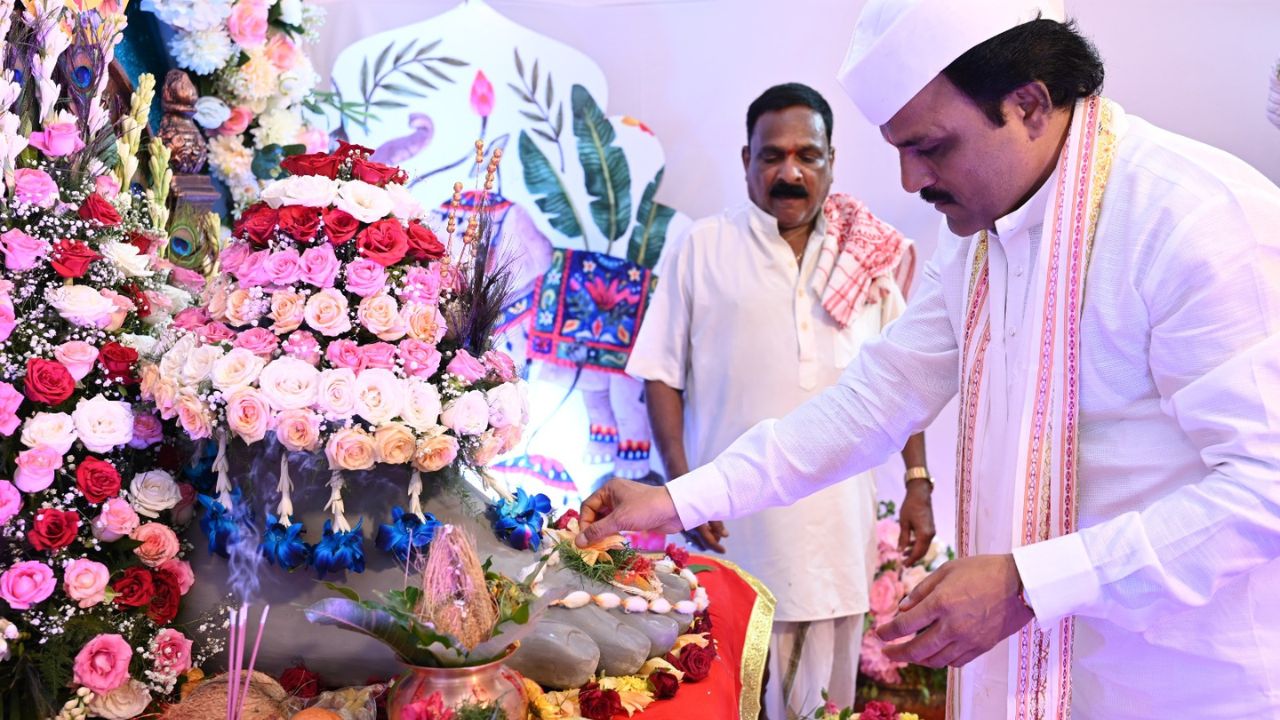 मंडळाचे अध्यक्ष बाळासाहेब सुदाम कांबळे यांच्या शुभ हस्ते सकाळी ठीक ६ वाजता लालबागच्या राजाचे मूर्तिकार कांबळी आर्ट्स यांच्या कार्यशाळेत हा सोहळा संपन्न झाला

