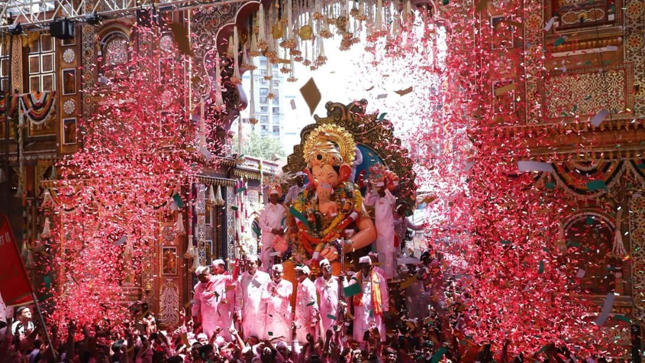 'नवसाला पावणारा बाप्पा' या नावानेही लालबागचा राजाला ओळखले जाते. त्याच्या दर्शनासाठी दूरदूरवरून लोक मुंबईत येतात आणि बाप्पाचे दर्शन घेतात 
