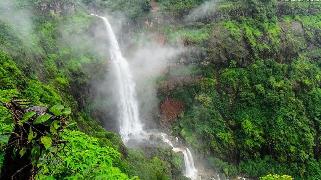 कुंभे धबधबा: सह्याद्रीतील घनदाट हिरवळ आणि अभेद्य डोंगरातून  सुमारे 175 फूट ऊंचीवरु कोसळणारा कुंभे धबधबा. माणगाव शहरापासून जवळ असलेल्या  कुंभेवाडी गावात हा धबधबा आहे.