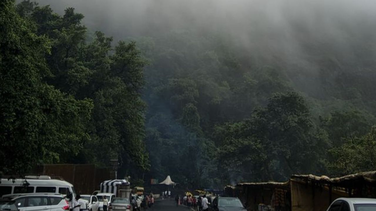 लोणावळा : पुण्या-मुंबईपासून जवळंच आणि एका दिवसात जाता येईल असं ठिकाण म्हणजे लोणावळा. लोणावळा घाट म्हणजे पुणे-मुंबईतील पर्यटकांचं हक्काचं ठिकाण. पाऊस पडल्यानंतर दाटलेलं धुकं आणि इंद्रधनुष्य पाहणं म्हणजे स्वर्गसुखाची अनुभूती असते.