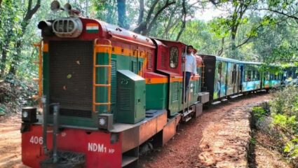 Matheran News : रस्त्यात खड्डे की खड्ड्यात रस्ते ; माथेरानच्या राणीचं रेल्वे फाटक अडकलं खड्ड्यात