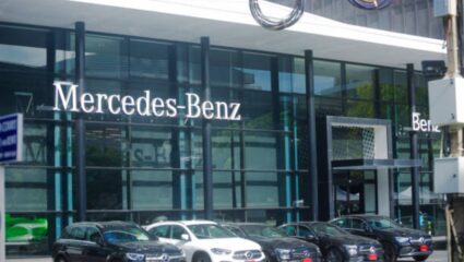 Mercedes Benz च्या कार झाल्या अजूनच महाग ! ‘या’ मॉडेल्सच्या किमतीत झाली लाखो रुपयांची वाढ