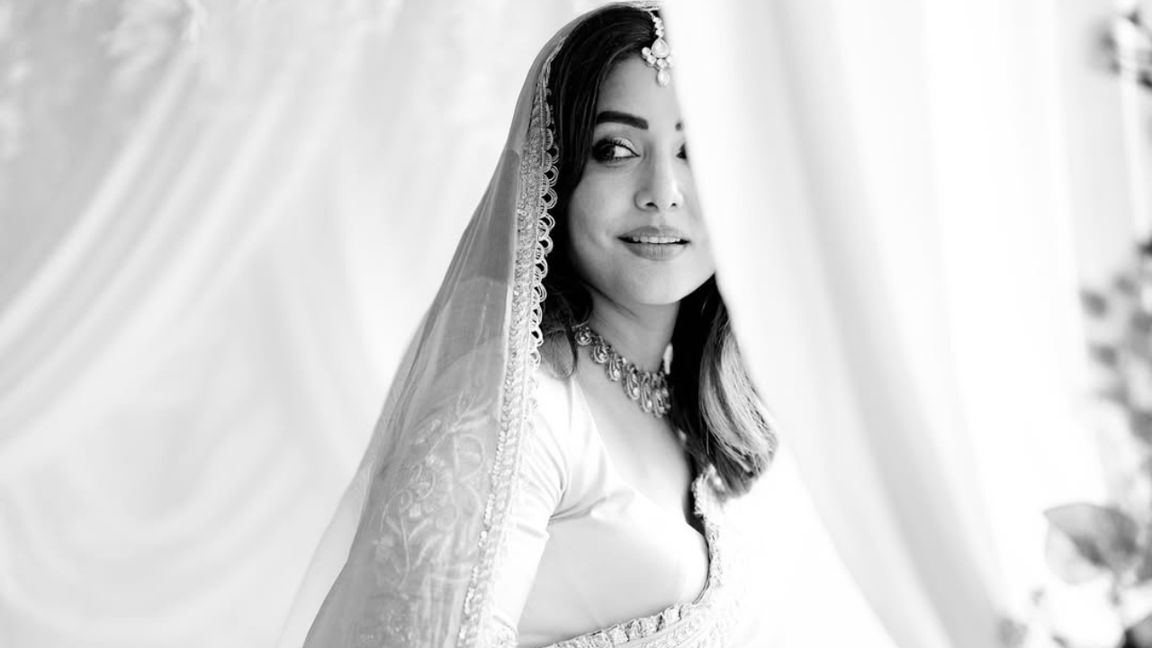 अभिनेत्री हिना खानने सोशल मीडियावर नवीन पोस्ट शेअर केली आहे. तिचा Wedding Look चाहत्यांच्या चांगलाच पसंतीस आला आहे. 