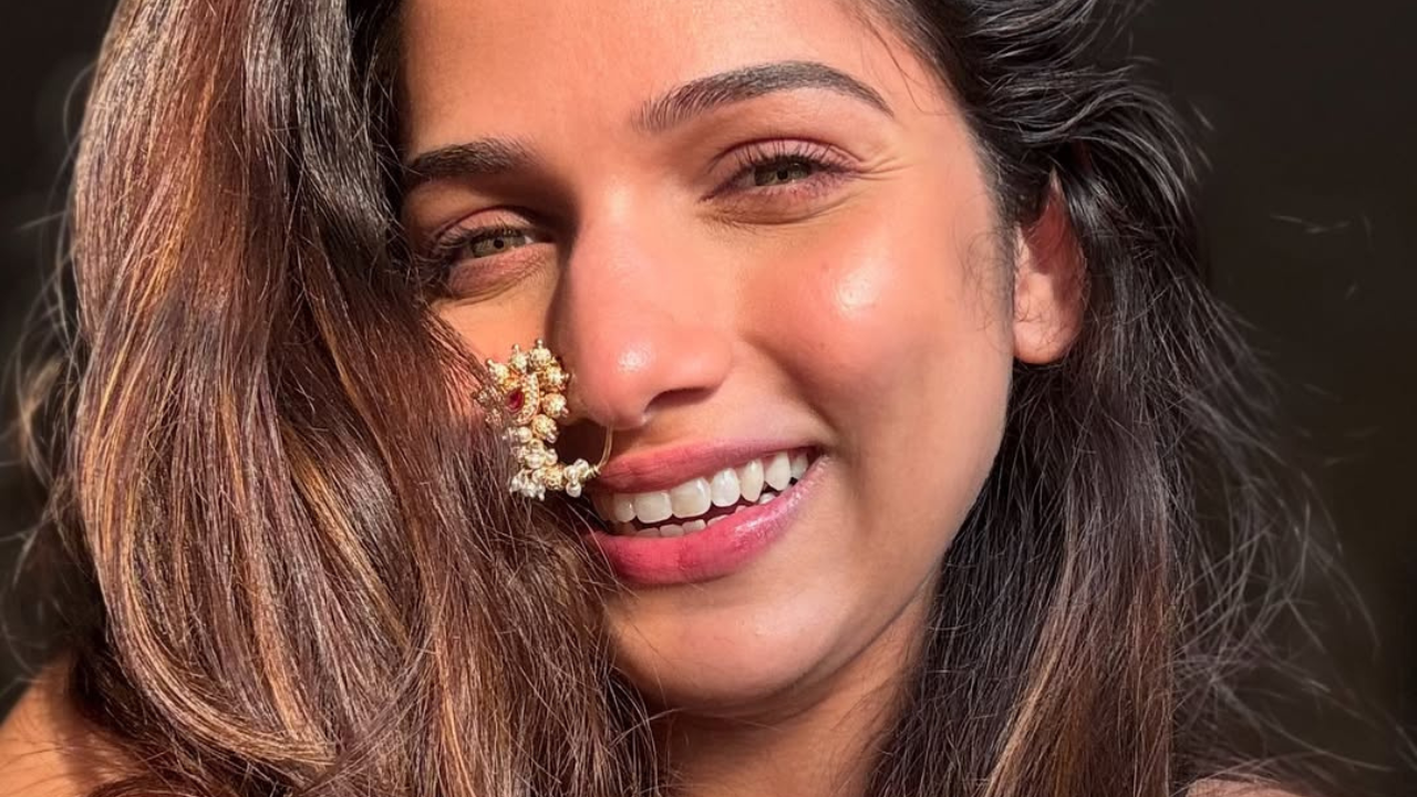 अभिनेत्रीने परिधान केलेली ही सुंदर नथ @nathicha__nakhara यांनी डिजाईन केली आहे, असे कॅप्शनमध्ये नमूद आहे. 