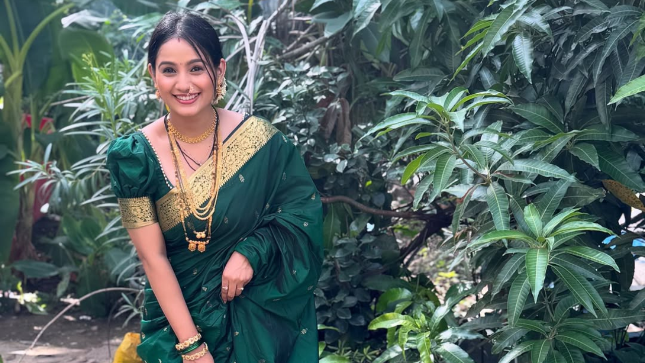 दिव्याच्या चेहऱ्यवरील हास्य या क्षणासाठी तिच्या मनात असणाऱ्या गोड भावनेची जाणीव करून देतो. 