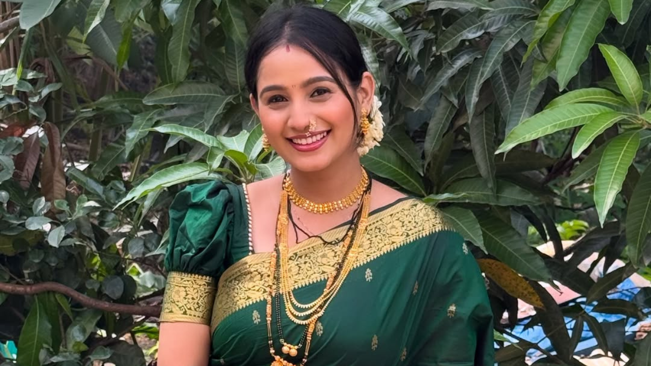 नाकात नथणी आणि कपाळी सौभाग्याचं लेणं लावून केलेला हा साज शृंगार पाहणाऱ्याला प्रेमात पडण्यासारखा आहे. 