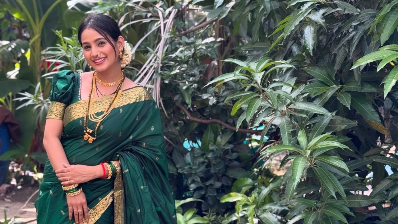 दिव्या या फोटोंमध्ये फार आकर्षक आणि सुंदर दिसत आहे. तिने या लुकमध्ये हिरव्या रंगाची साडी परिधान केली आहे. 