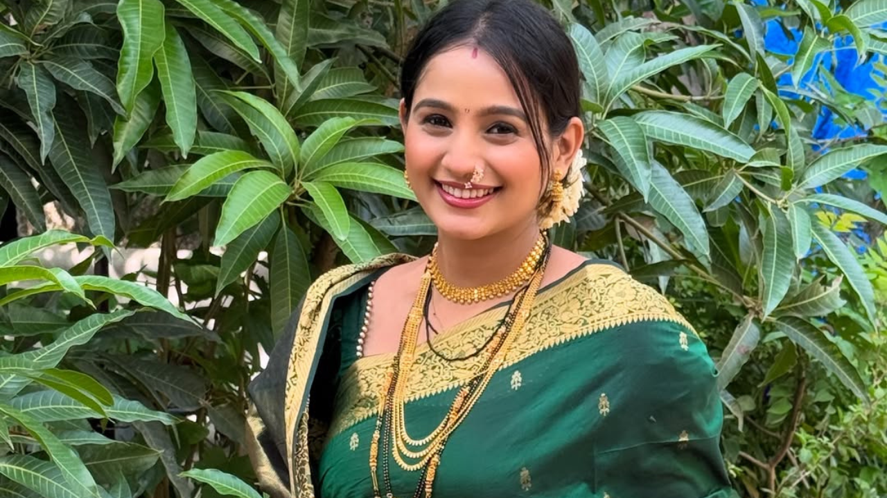 ही पोस्ट दिव्यासाठी आणि तिच्या चाहत्यांसाठी काही स्पेशल आहे. दिव्याचे हे क्षण तिच्या पहिल्या वटपौर्णिमा व्रताचे आहे. 