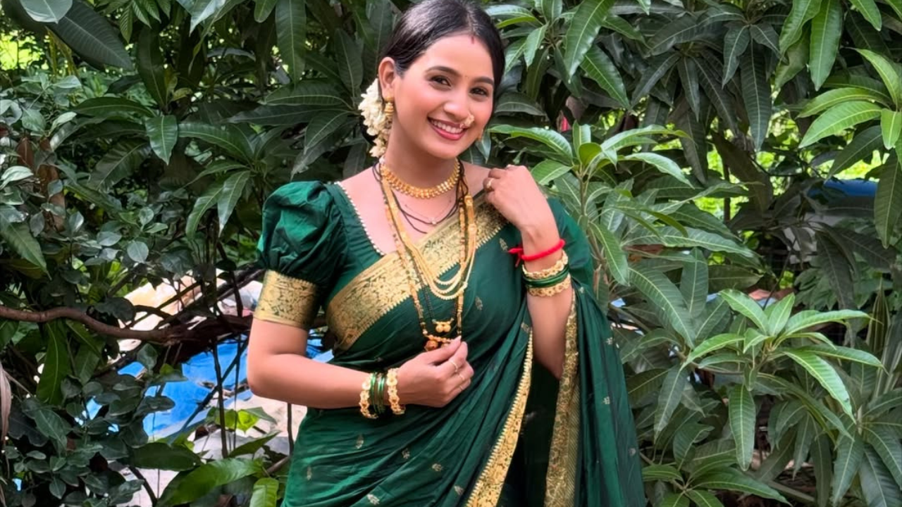 अभिनेत्री दिव्या पुगावकरने तिच्या सोशल मीडियावर नवीन पोस्ट शेअर केली आहे. या पोस्टमध्ये अभिनेत्री फार आकर्षक दिसत आहे. 