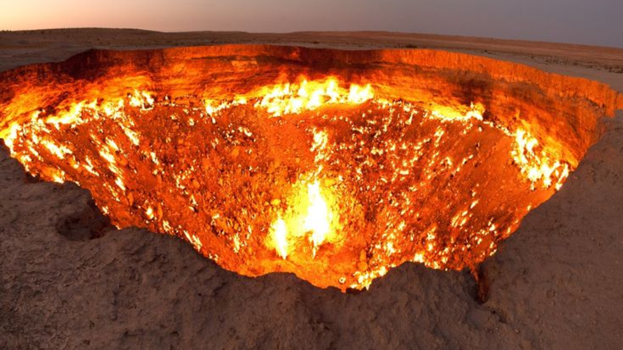तुर्कमेनिस्तान मध्ये स्थित असलेले Darvaza Gas Crater येथील सतत जळणाऱ्या आगीमुळे या ठिकाणाला नरकाच्या संबंधित असल्याचे सांगितले जाते. 