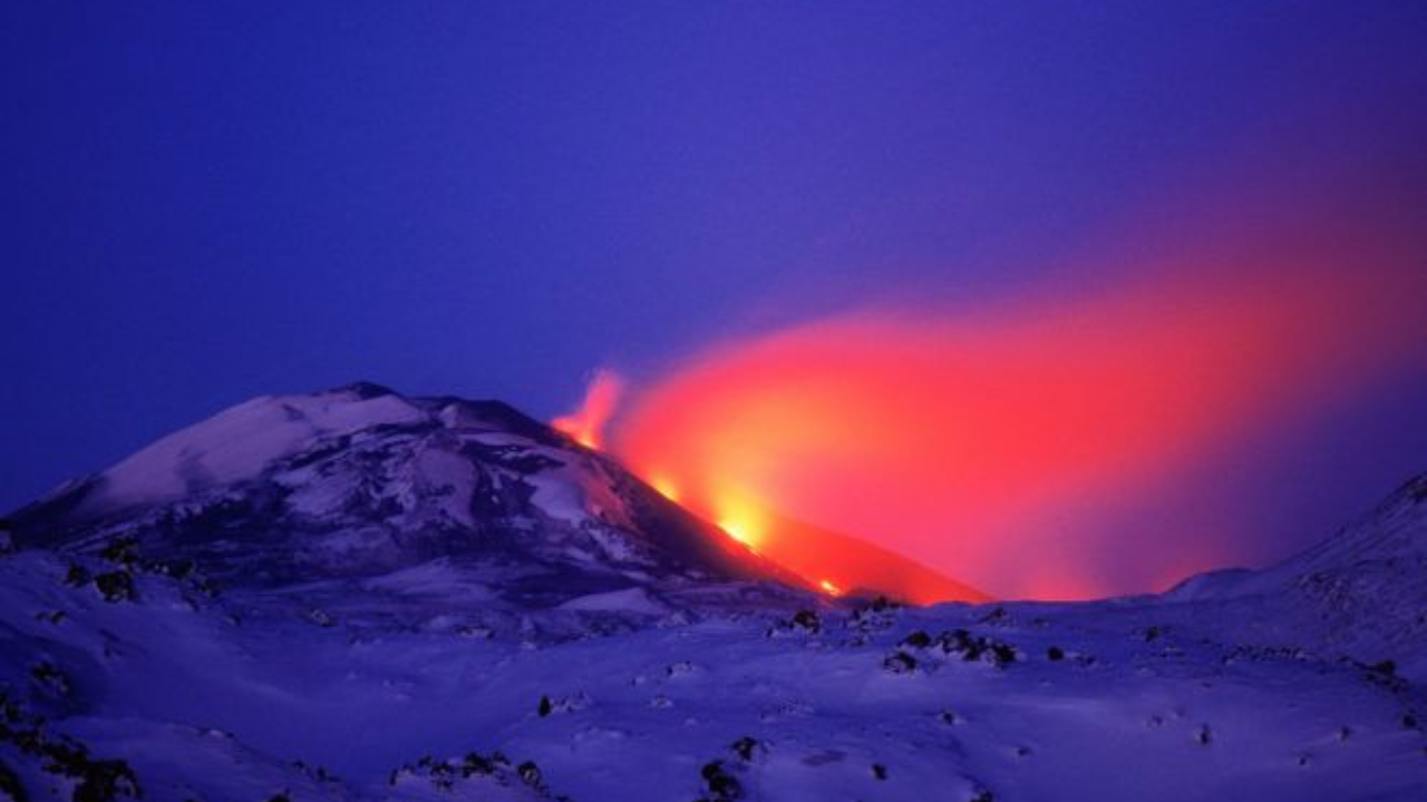 Iceland या देशामध्ये स्थित Hekla Volcano नरकामध्ये जाण्याचा मार्ग म्हणून ओळखला जायचा, कालांतराने     याबद्दलच्या विचारसरणी बदलत गेल्या.  