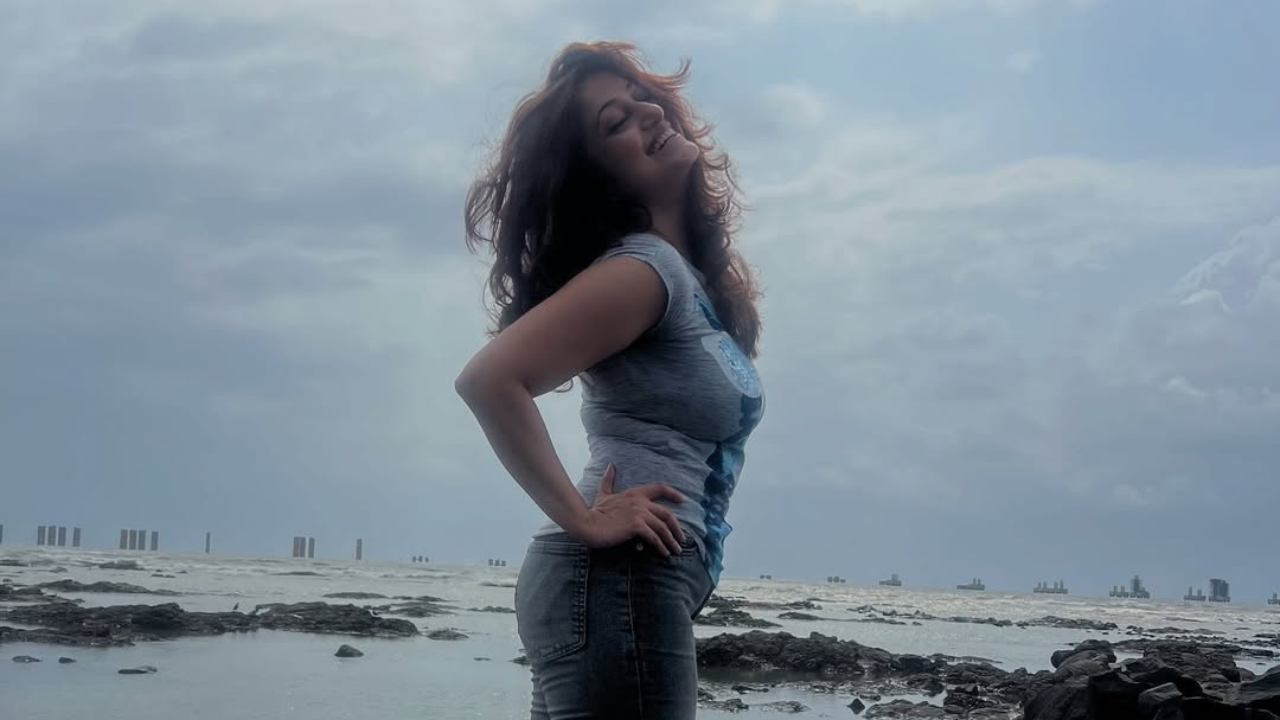 तिच्या डोळ्यातील जादू त्या बुडत्या सूर्याच्या तेजालाही मात देत आहेत, अशी काही तरी चमक अभिनेत्रींच्या डोळ्यांमध्ये जाणवत आहे. 