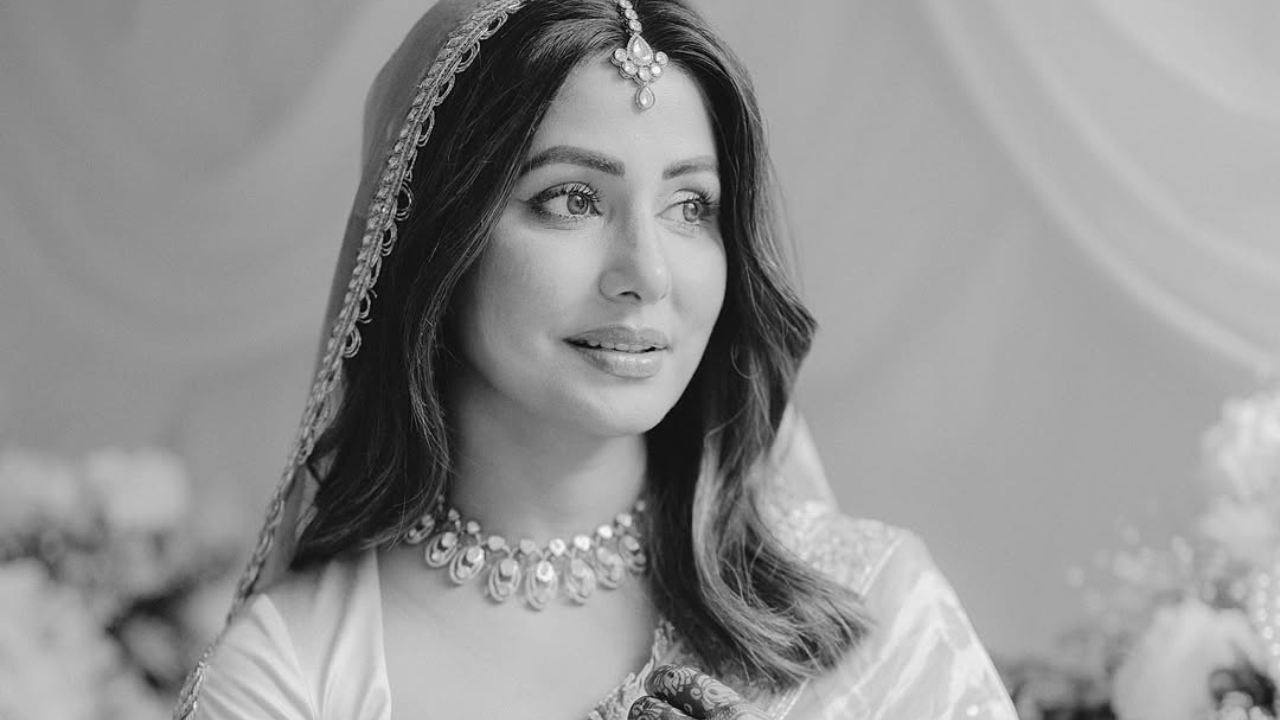 लेहेंगा मनीष मल्होत्रा यांनी डिजाईन केला होता, जो चाहत्यांच्या भरपूर पसंतीस आला आहे. 