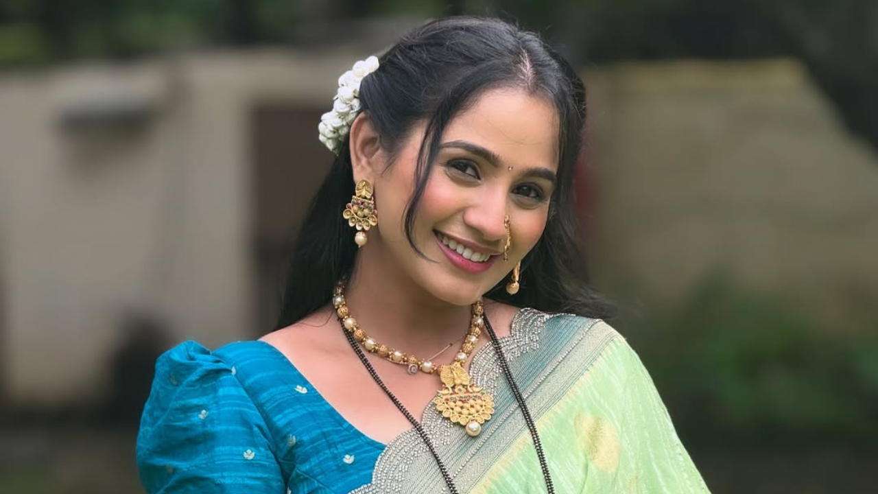 अभिनेत्रीने तिच्या केसांमध्ये गजरा माळलेला आहे. तिच्या केसांतील गजऱ्याचा सुगंधाची जाणीव चाहते घरबसल्या घेऊ शकत आहेत, इतके ते रूप सुंदर आहे. 