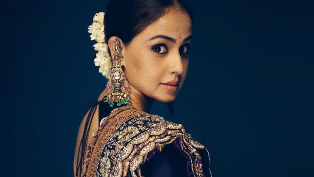 अभिनेत्रीने पोस्टखाली 'Gajra, Bhindi, Haathphool, Anarkali with a Khada Dupatta … aur main meri favourite hoon' असा सुंदर आणि विनोदी कॅप्शन दिला आहे. 