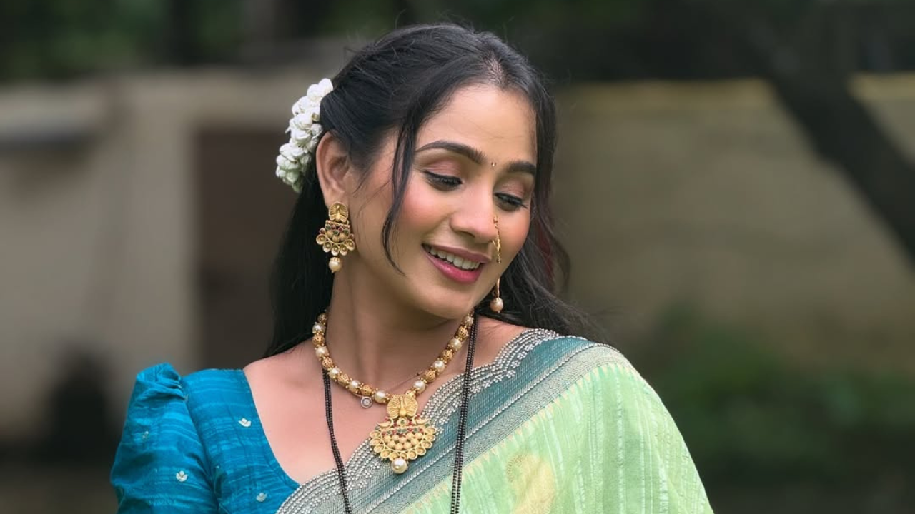 अभिनेत्रीने पोपटी रंगाची सुंदर अशी साडी परिधान केली आहे. नाकात नथ, गळ्यात हार आणि सुंदर Earrings सह परिपूर्ण मराठी साज अभिनेत्रीने केला आहे. 