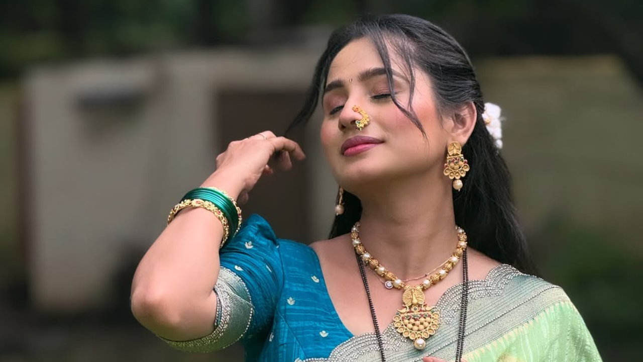 'लक्ष्मी निवास' या मालिकेमधून राज्यात घराघरात पोहचणारी अभिनेत्री दिव्या तिच्या चाहत्यांच्या चर्चेत नेहमी असते, तिचा Cuteness तिला चर्चेतून बाहेरच येऊ देत नाही. 