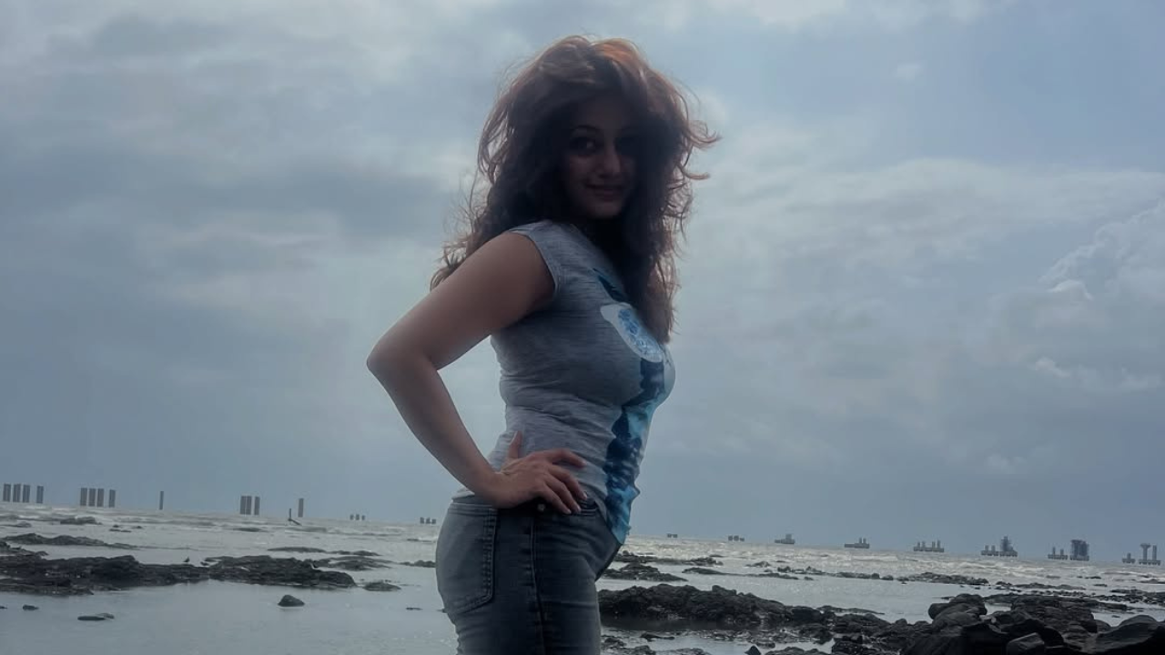 अभिनेत्री मानसी नाईकने तिच्या सोशल मीडिया हँडलवर नवीन पोस्ट शेअर केली आहे. पोस्टमध्ये अभिनेत्री फार आकर्षक दिसत आहे. 