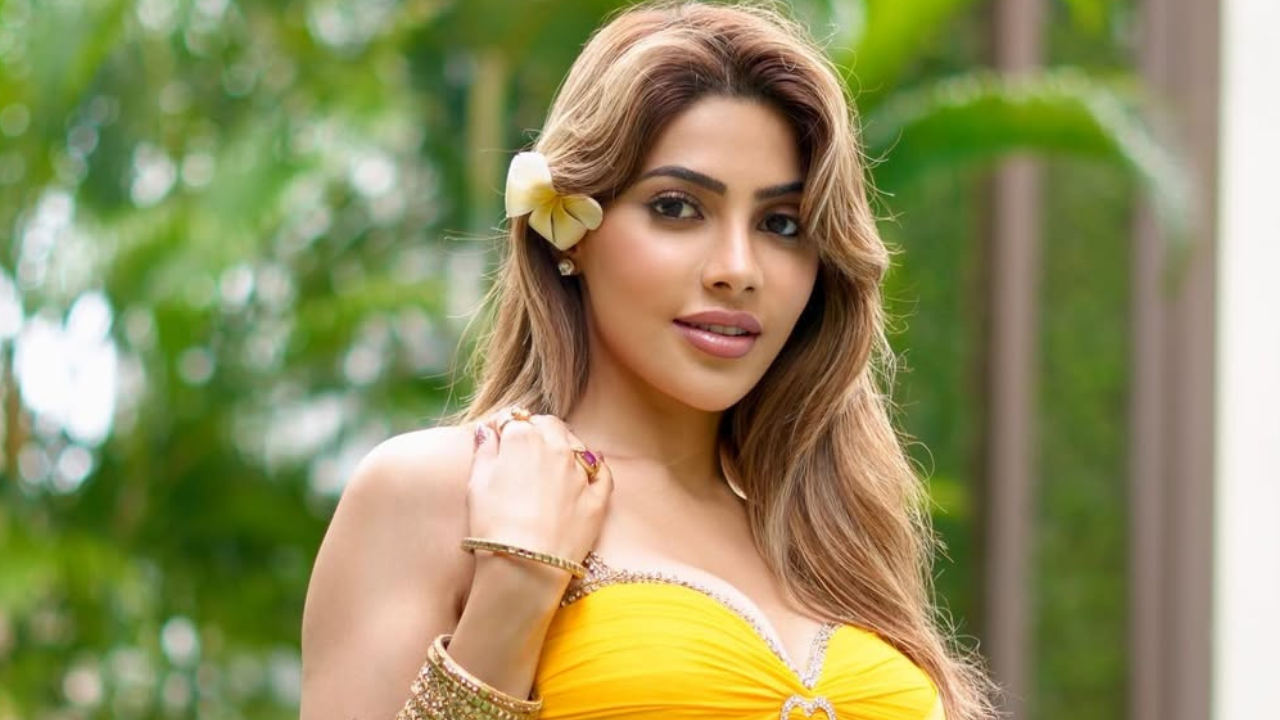 अभिनेत्रीने कॅप्शनमध्ये 'Me justtttttt being a little filmy in this weather' असे सुंदर आणि आकर्षक कॅप्शन दिले आहे. 