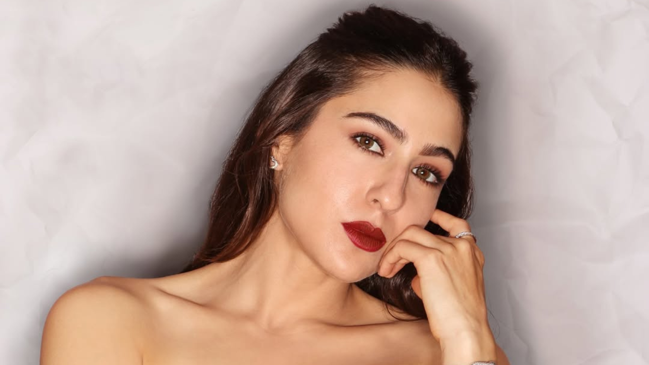 अभिनेत्रीने लाल आऊटफिट परिधान केला असून चाहत्यांना ते फार पसंतीस आले आहे. तिने या फोटोशूटमधून आकर्षणाची व्याख्या स्पष्ट केली आहे. 