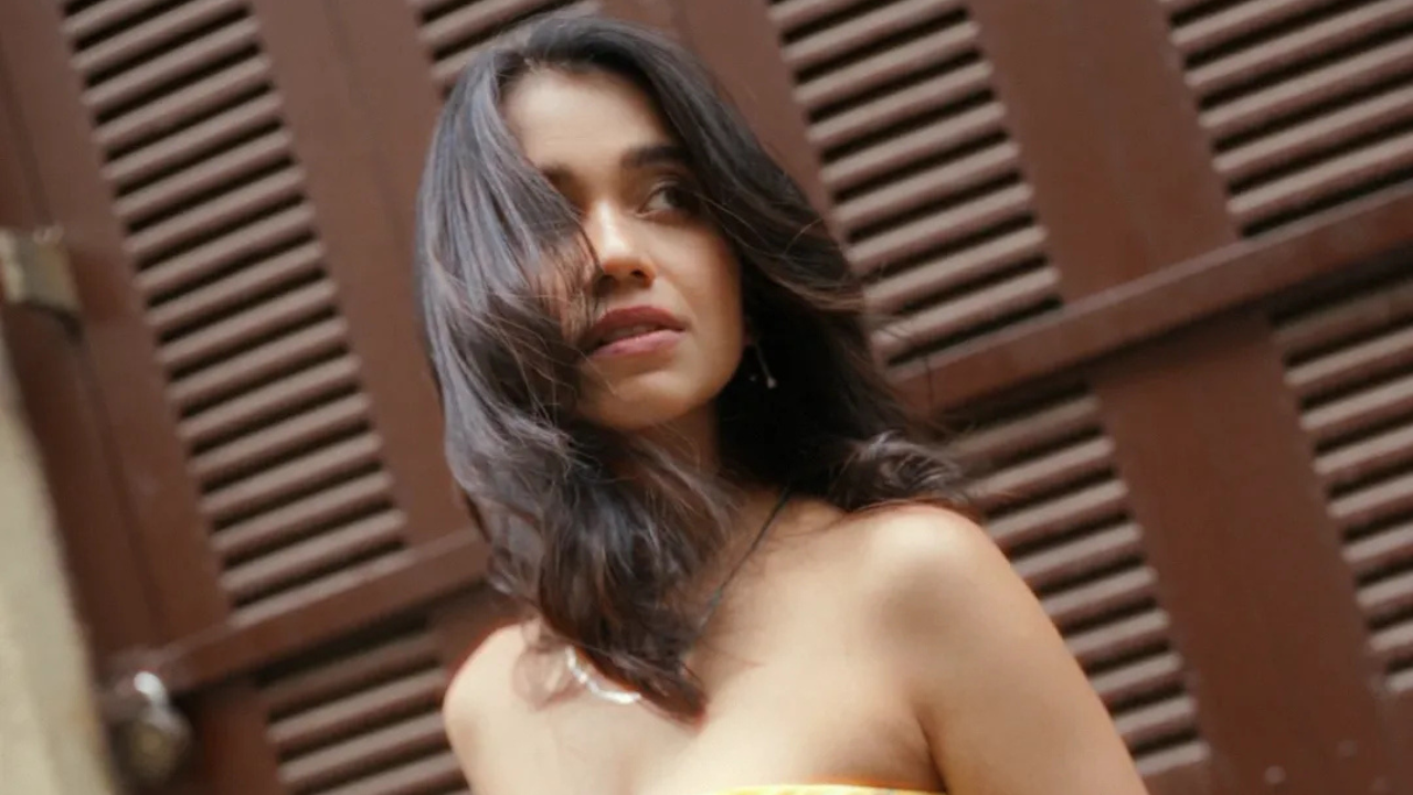 अभिनेत्रीने या Photoshoot मध्ये येल्लो लुक केला आहे. छानसा वन पीस परिधान करून अभिनेत्रीने स्ट्रीट फोटोशूट केला आहे. 