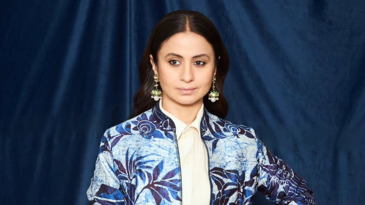 तिच्या चाहत्यांनी कमेंट्समध्ये कौतुकाचा वर्षाव केला आहे. अभिनेत्री या कौतुकाच्या वर्षामध्ये संपूर्णपणे भिजून गेली आहे. 