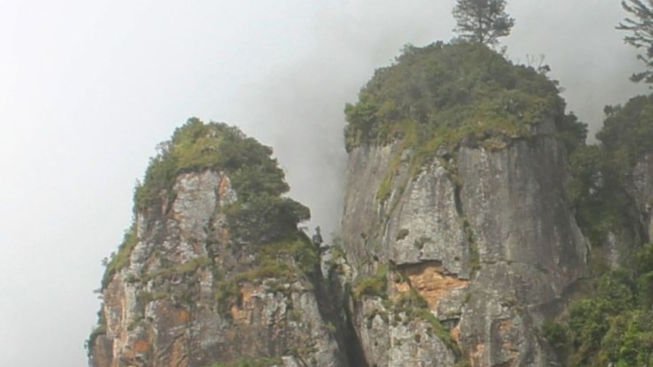 या गुहा दोन उंच दगडी खांबांमध्ये खोल अंतरावर आहेत, जे पाहताना अतिशय थरारक वाटते. गुहा खोल असून अंधाऱ्या आणि ओलसर वातावरणामुळे या जागेला सैतानी समजले जाते. 