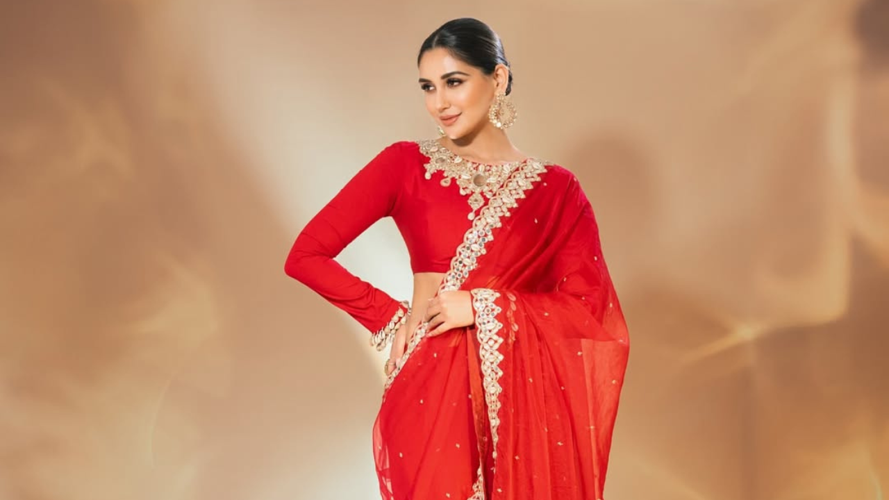 अभिनेत्रीचे हे निखळ सौंदर्य चाहत्यांच्या मनात घर करून गेले आहे. तिला पाहता अनेक जण घायाळ झाले आहेत. 