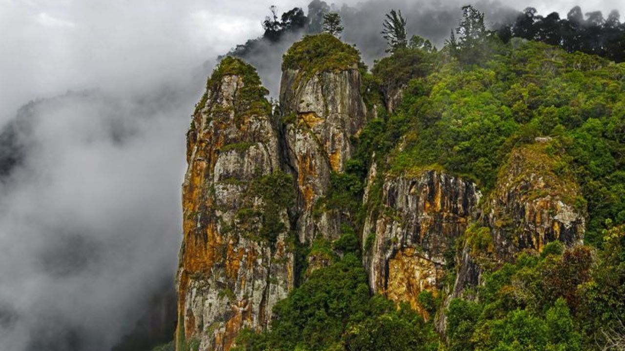 Devil's Kitchen हे कोडईकनाल, तमिळनाडू येथे स्थित असून हे Bryant Park आणि Pillar Rocks च्या जवळील एक प्रसिद्ध गुहा स्थान आहे.