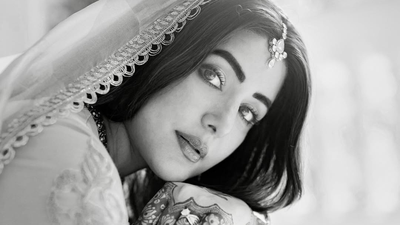 अभिनेत्रीने लग्नाच्या दिवशी Pinkish लेहंगा परिधान केला होता. हातावर भरलेली मेहेंदी आणि परिधान केलेले आभूषण तिला अधिक आकर्षक करत आहेत. 