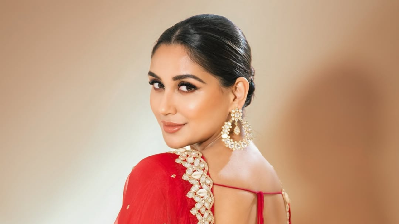 अभिनेत्री निकिता दत्ताचा नवीन Photoshoot चाहत्यांच्या चांगलाच पसंतीस आला आहे. लाल रंगाचा आऊटफिट परिधान केला आहे. 