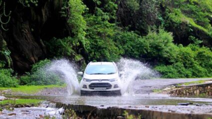 पावसाळ्यात ड्रायव्हिंग करताना ‘या’ गोष्टींकडे आवर्जून द्या लक्ष !