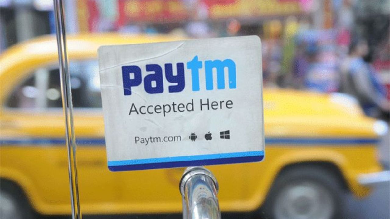 सर्वात आधी तुमच्या स्मार्टफोनमध्ये Paytm अ‍ॅप ओपन करा. आता या अ‍ॅपमधील “Balance & History” सेक्शनवर जा. 
