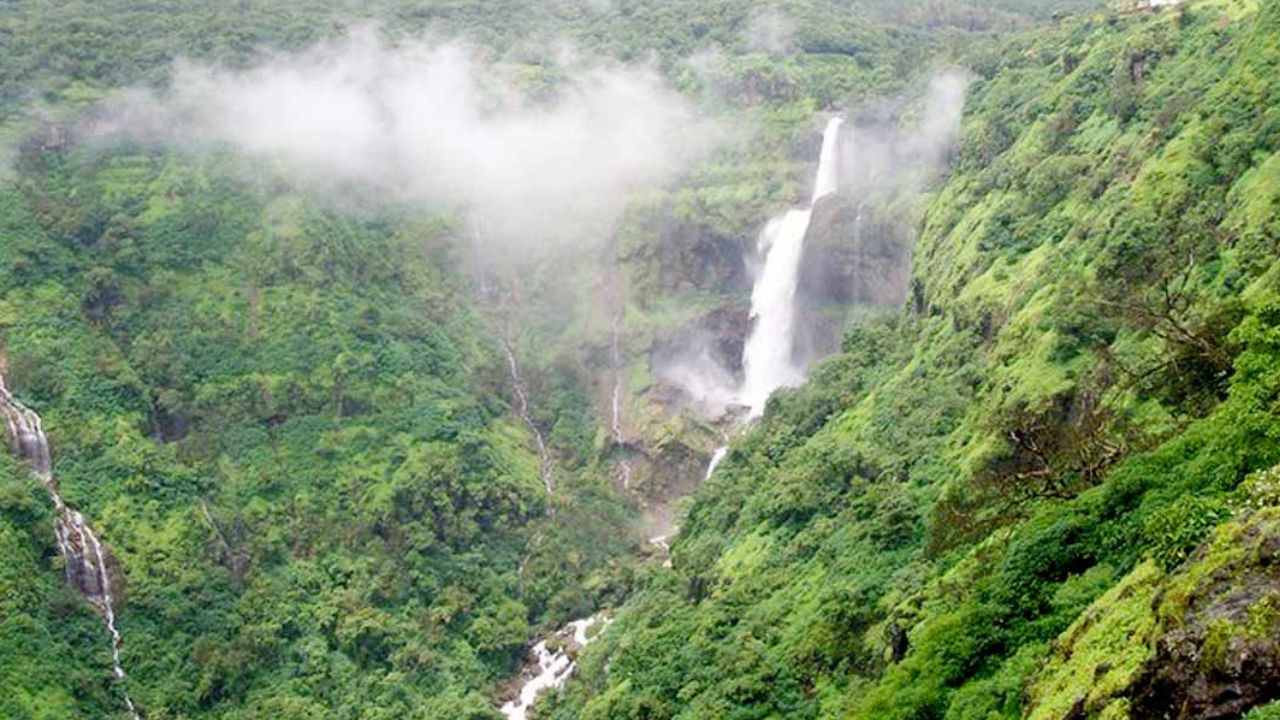 Weekend Trip : विकेंडला स्वर्गाचा अनुभव देणारे  सह्याद्रीतील धबधबे