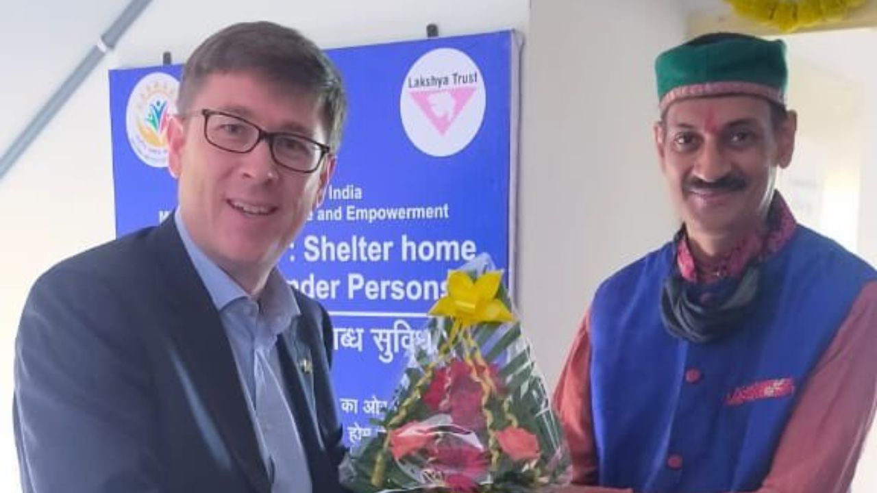 लहानपणी प्रिन्स मानवेंद्रला त्याच्या लैंगिकतेशी संघर्ष करावा लागला. पुढे 2002 पर्यंत त्यांना कळले की ते समलैंगिक आहे. त्यांच्या पालकांनी त्यांना ब्रेन सर्जरी किंवा शॉक थेरपीने बरे करण्याचा प्रयत्न केला आणि त्याची समलैंगिकता गुप्त ठेवली. मात्र 2006 मध्ये प्रिन्स मानवेंद्र यांनीच आपल्या समलैंगिकतेबद्दल भाष्य केले. 