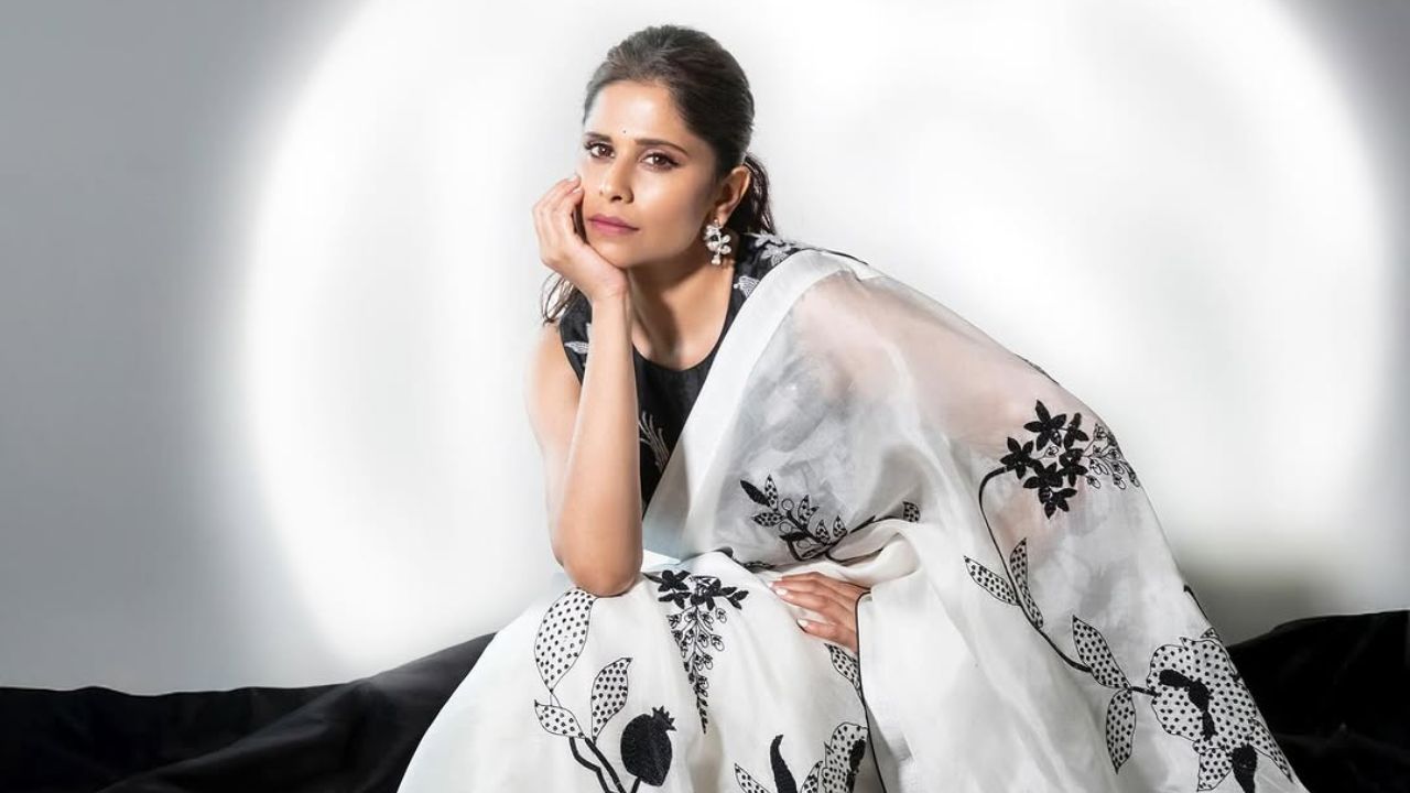 तसेच अभिनेत्रीने स्वतःचे काळे सिल्क केस बांधले आहे. आणि कानात मोठे पांढऱ्या रंगाचे इरिंग्स घातल्या आहेत. ज्यामुळे अभिनेत्रीचा संपूर्ण लुक परिपूर्ण झाला आहे. 
