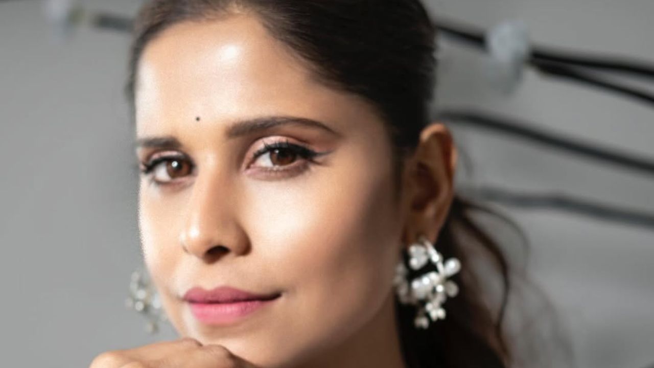 सईने या सुंदर साडीवर खूप साधा आणि मोहक मेकअप निवडला आहे. ज्यामध्ये तिने जाड आयलायनर, गुलाबी लिपस्टिक आणि कपाळावर बारीक टिकली लावली आहे. 