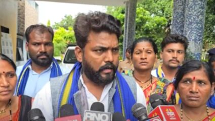 Buldhana : बौद्ध स्मशान भूमीवर होतंय अतिक्रमण ; दिपक केदार यांनी घेतली जिल्हाधिकाऱ्यांचीची भेट
