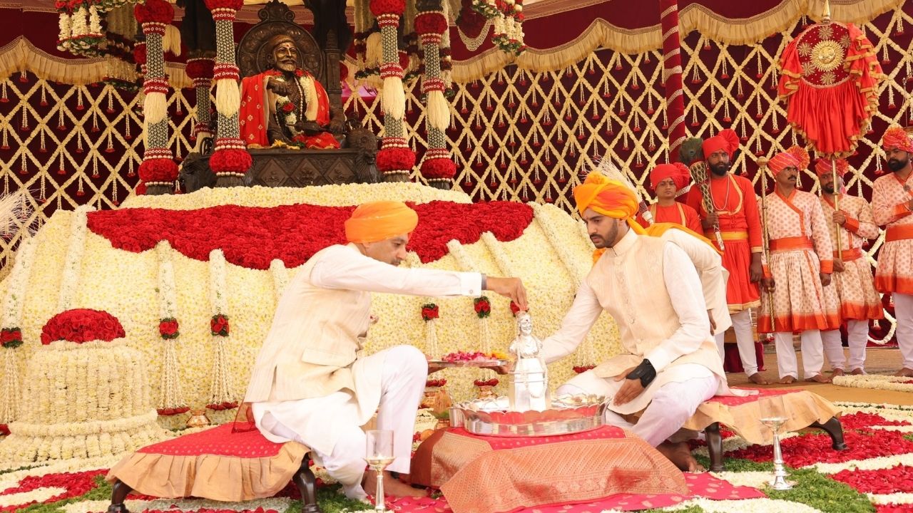 यावेळी छत्रपती शिवाजी महाराजांचे वंशज असलेले माजी खासदार संभाजीराजे छत्रपती आणि त्यांचे पुत्र शहाजीराजे छत्रपती उपस्थित होते. 