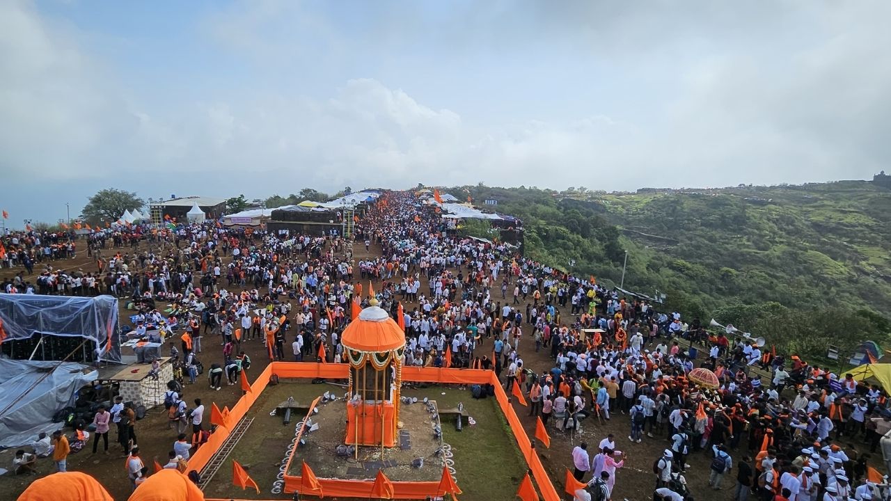 पहिला शिवराज्याभिषेक सोहळा ६ जून १६७४ रोजी (ज्येष्ठ शुद्ध त्रयोदशी, शालिवाहन शके १५९६) रायगड किल्ल्यावर पार पडला होता. यानंतर आता रायगडावर दरवर्षी मोठ्या उत्साहात हा सोहळा साजरा केला जातो. 