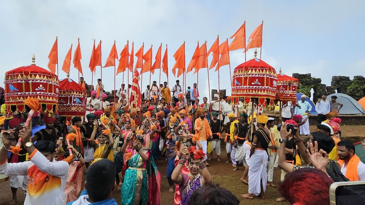 महिलांनी देखील पारंपरिक वेशभूषा करुन सहभाग घेतला. साहसी खेळ आणि लेझीम खेळत हा सोहळा साजरा झाला. 