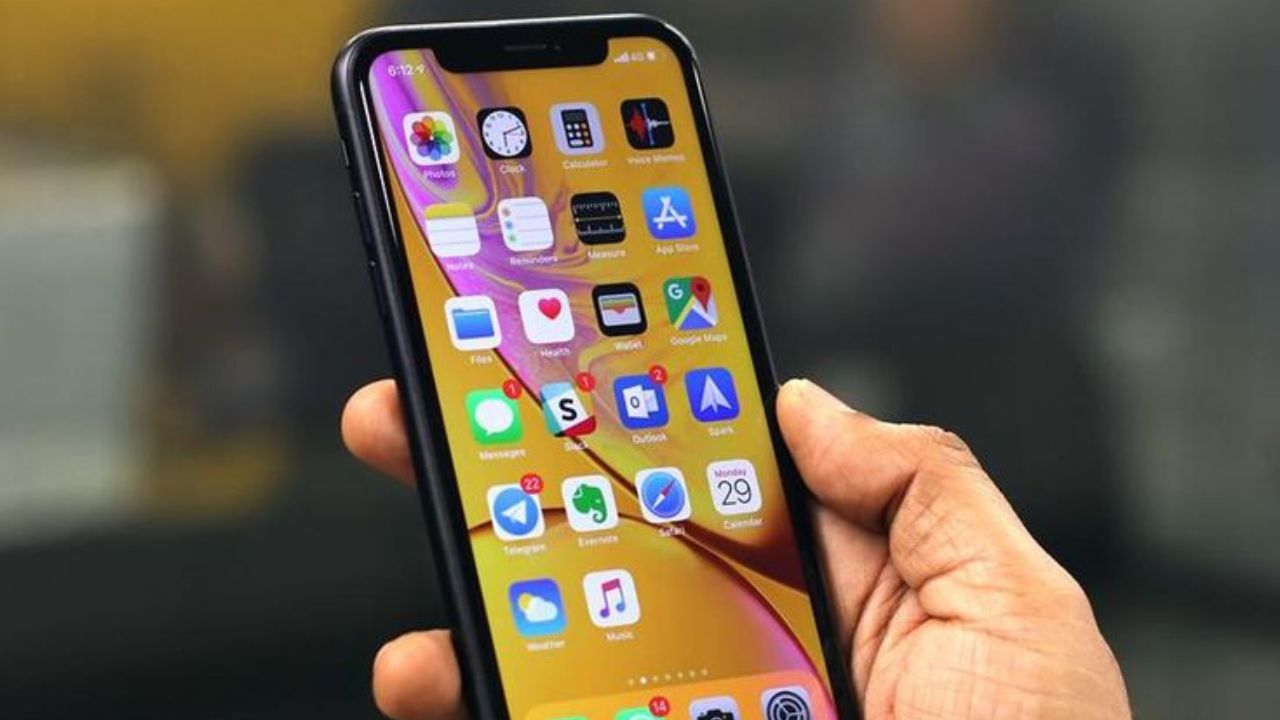 स्क्रीनशॉट पर्यायावर जाऊन, तुम्हाला Hide Status Bar आणि Navigation च्या समोर दिसणारा टॉगल चालू करावा लागेल. हे टॉगल चालू केल्यानंतर, तुम्ही फोनवर स्क्रीनशॉट घ्याल तेव्हा त्या स्क्रीनशॉटमध्ये नोटिफिकेशन बार दिसणार नाही. 

