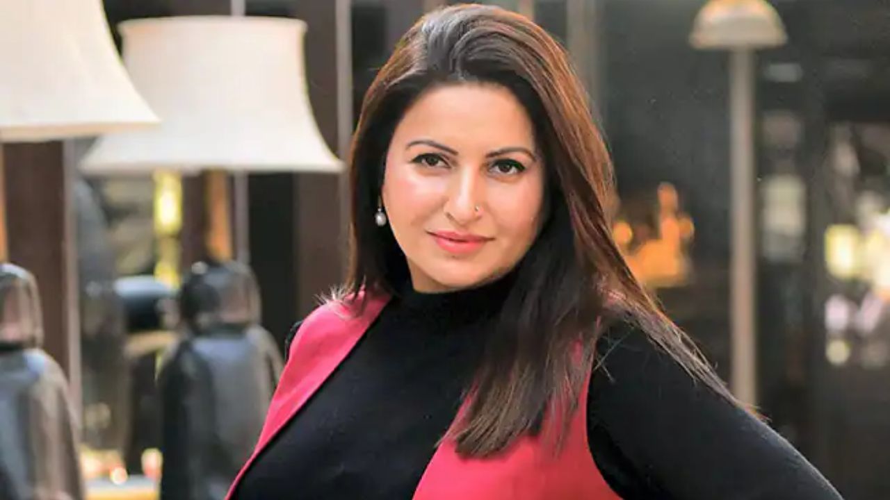 'बिग बॉस १४' मधील स्पर्धक आणि भाजपा नेत्या सोनाली फोगाट यांचं २०२३ साली वयाच्या ४२ व्या वर्षी हृदयविकाराच्या तीव्र झटक्याने निधन झालं. त्यांची ऊर्जा आणि चिकाटी अनेकांसाठी प्रेरणादायी ठरली.