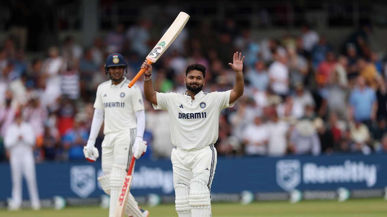 तिसरे शतक हे भारताचा उपकर्णधार ऋषभ पंत याने पुर्ण केले त्याने या पहिल्या सामन्यात अविश्वसनिय कामगिरी केली. त्याने पहिल्या डावामध्ये 134 धावा केल्या होत्या. फोटो सौजन्य – X (BCCI)